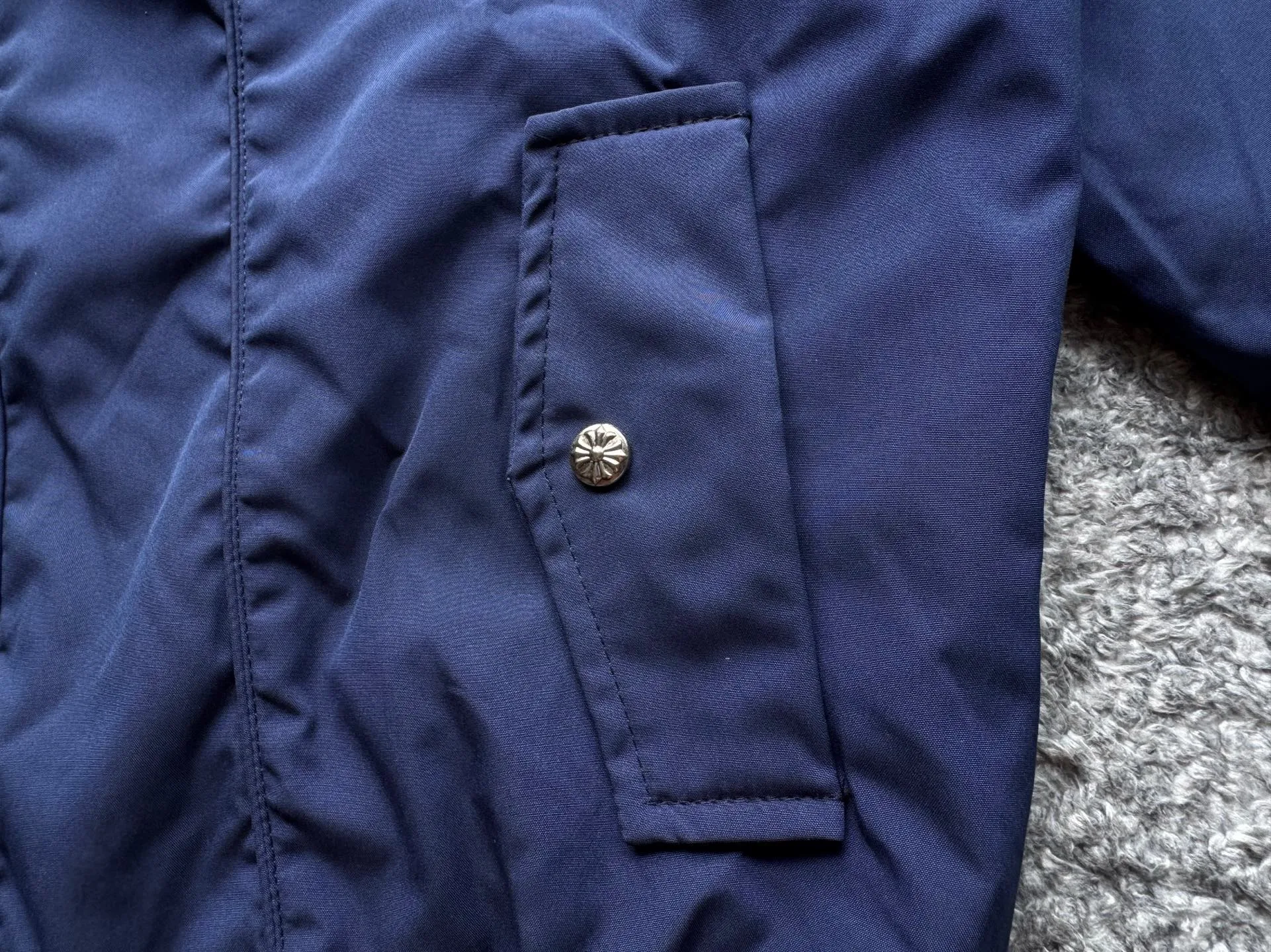 P300 💙Ralph Lauren Vintage Harrington Jacket, dark indigo with red pony logo, full of British retro feel! Soft fabric, comfortable to wear, classic fit + lapel design, plaid embellishments on cuffs and collar, great details ✨ The Harrington jacket represents low-key and approachability. In other words, it is not as rigid as a Chinese tunic suit, nor as high-end as a suit. Another point is that the Harrington jacket is adaptable. It does not look strange to wear on almost any figure or occasion. No matter you are young and handsome or you are middle-aged and fat, this style of jacket can hold up.               Color: Navy Blue Apricot Size: Length Bust Shoulder Width Sleeve Length M 68 124 57 60 L 70 128 58.5 62 XL 72 132 60 64